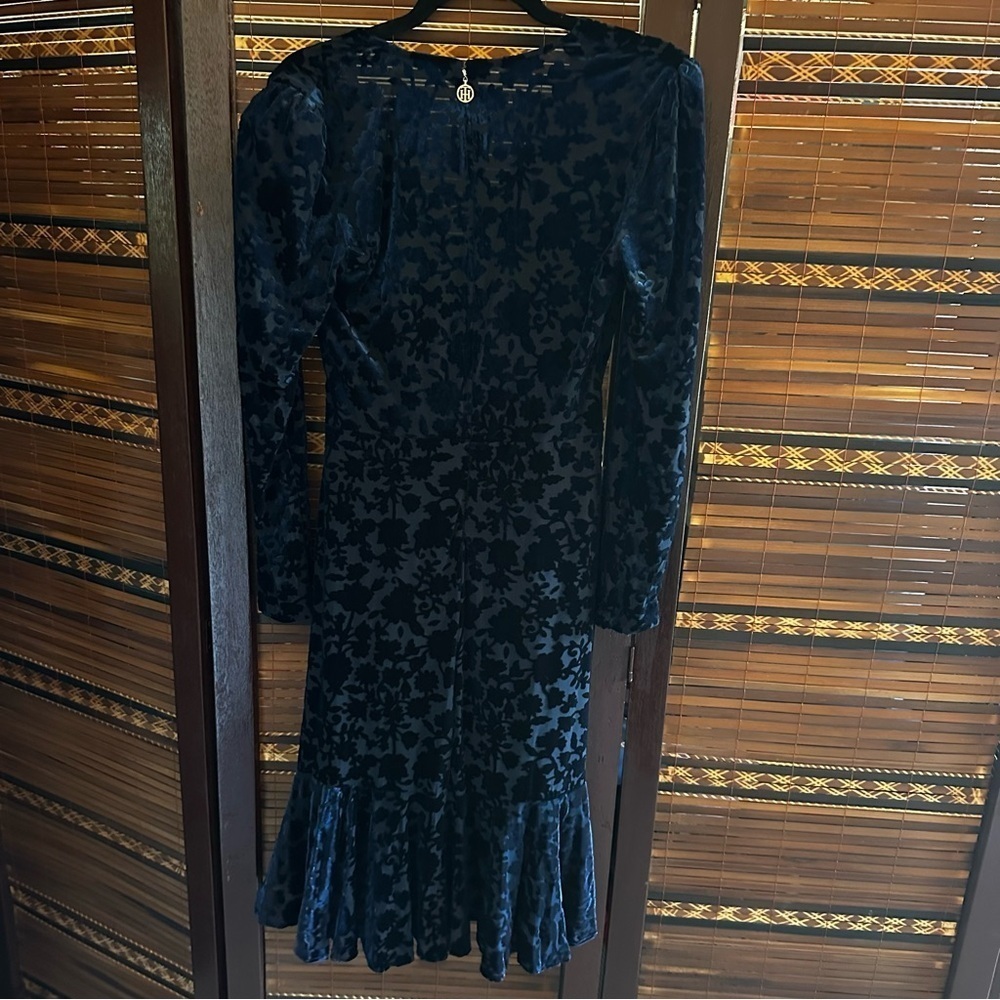 🌟3/$20🌟 Navy velvet burnout dress - Picture 2 of 9